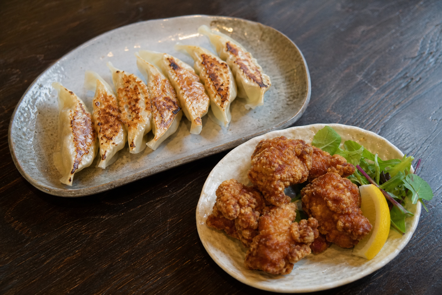 餃子とからあげが並んだサイドメニューのイメージ写真