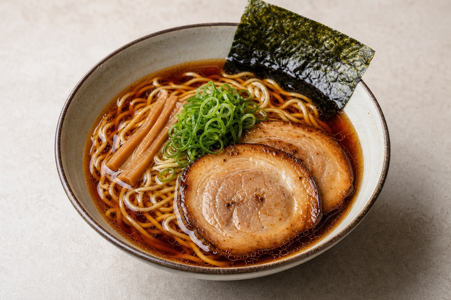 醤油らぁ麺の一碗。澄んだスープとトッピングが伝わる写真
